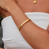 Pulseira rígida dourada Lilah