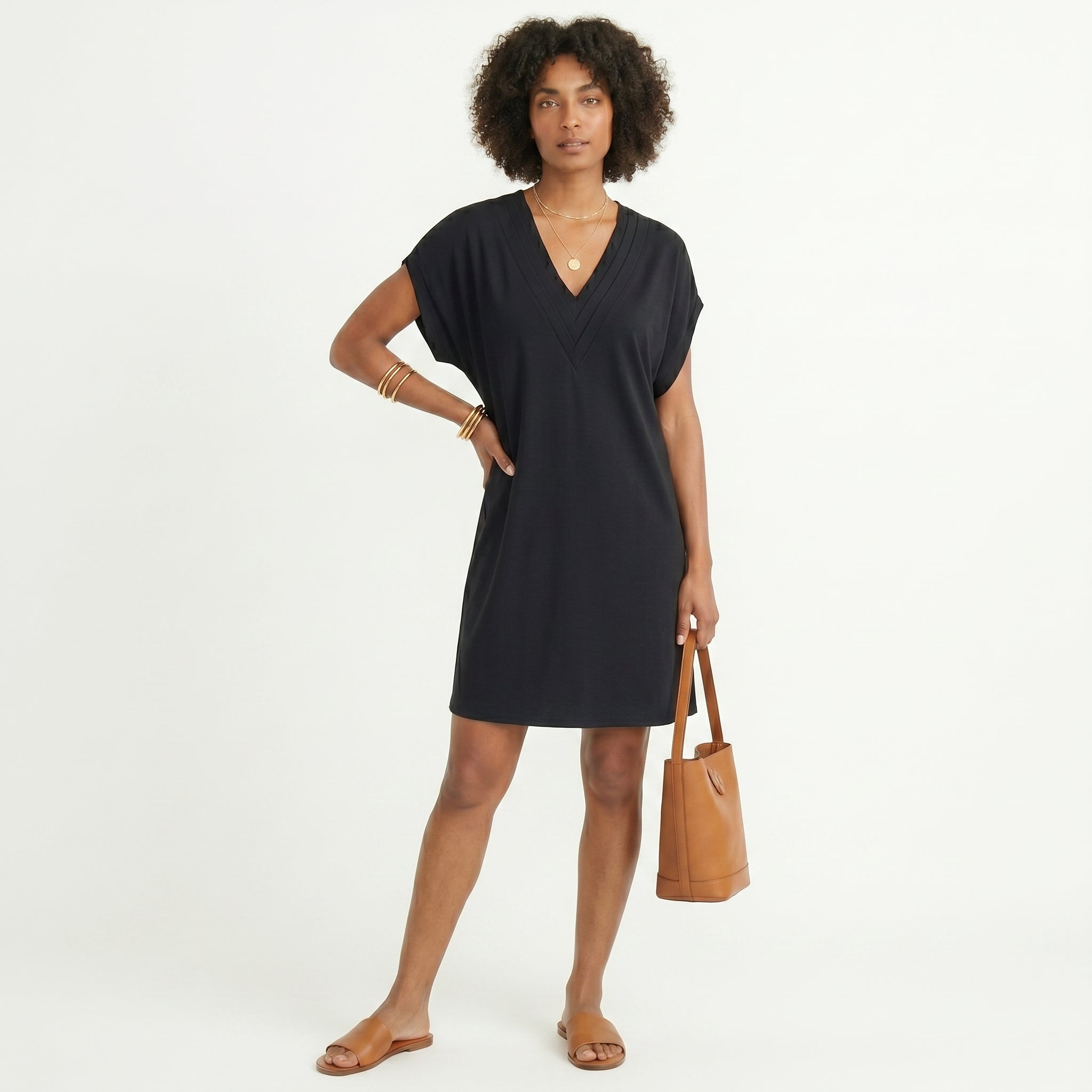 Camila | Vestido Curto Fluído com Decote em V Trabalhado
