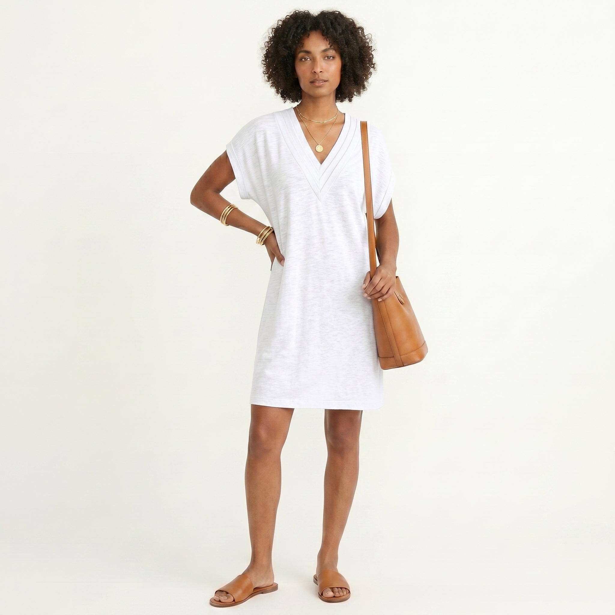 Camila | Vestido Curto Fluído com Decote em V Trabalhado