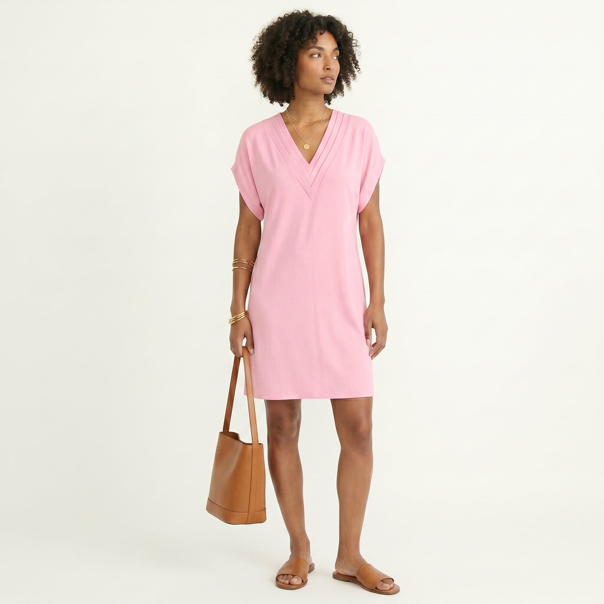 Camila | Vestido Curto Fluído com Decote em V Trabalhado