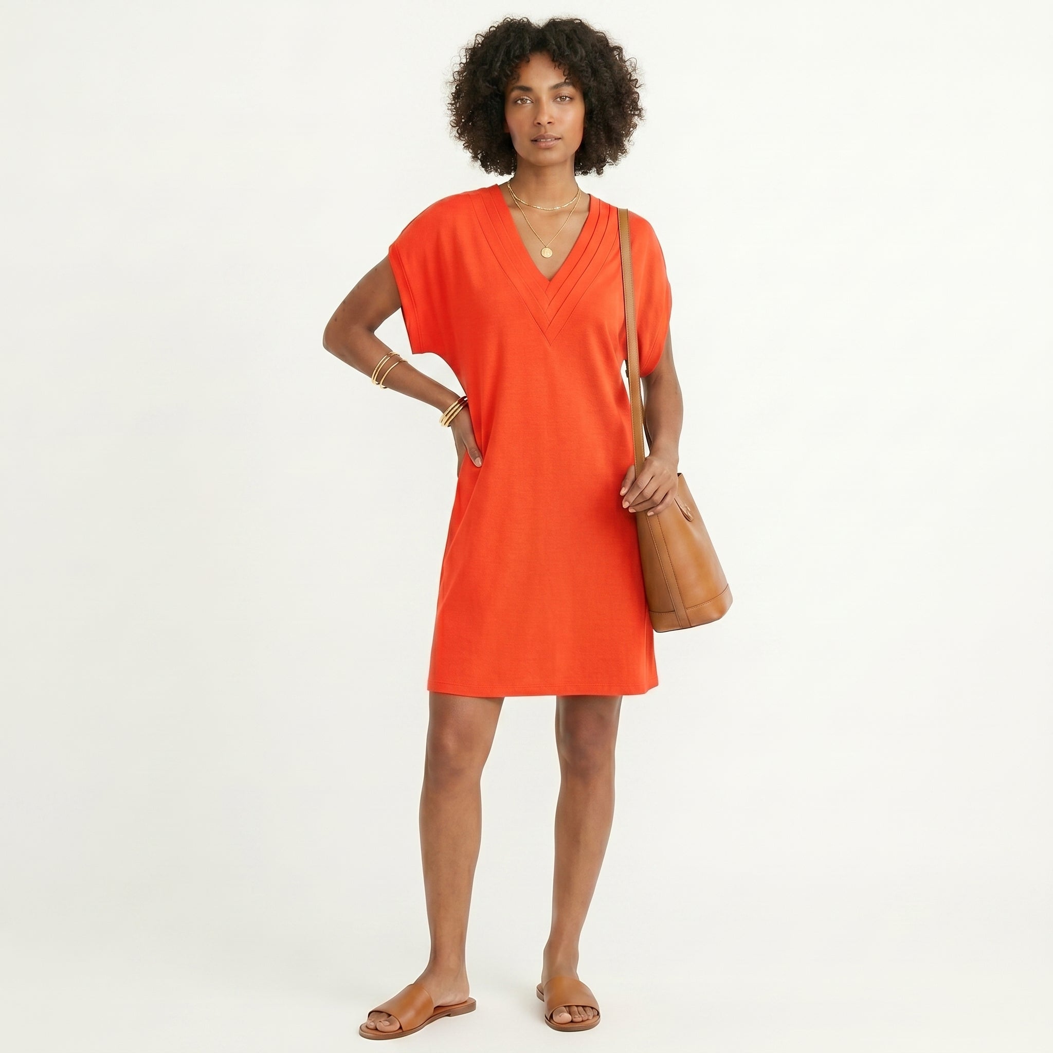 Camila | Vestido Curto Fluído com Decote em V Trabalhado