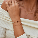 Pulseira com detalhe escuro e detalhe em cor branca