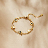 Pulseira com detalhe escuro e detalhe em cor branca