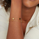 Pulseira com detalhe escuro e detalhe em cor branca