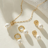 Colar Elegante com Pérolas Douradas