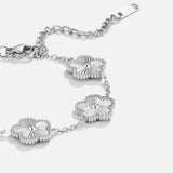 Pulseira prateada com motivo de trevo