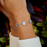 Pulseira prateada com motivo de trevo