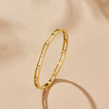 Pulseira rígida dourada Sofia com detalhes brilhantes