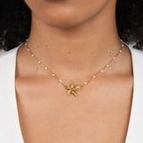 Colar Elegante com Flor em Ouro