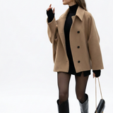 Matilde | Casaco Curto Trespassado – Elegância e Conforto Intemporal