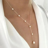 Colar vintage elegante com pendente e pérolas