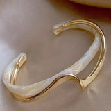 Pulseira elegante em ouro com opala branca