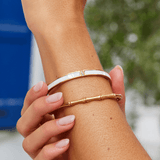 Pulseira rígida dourada Sahara na cor branca