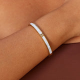Pulseira rígida dourada Sahara na cor branca